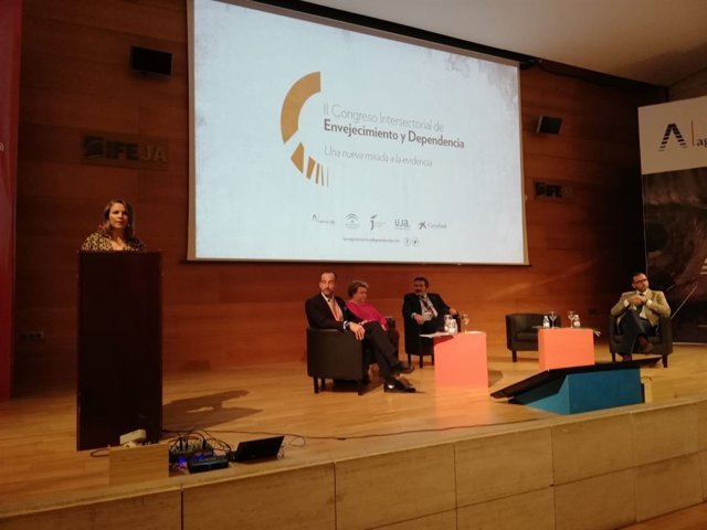 Cobo internviene en el Congreso Intersectorial de Envejecimiento y Dependencia.