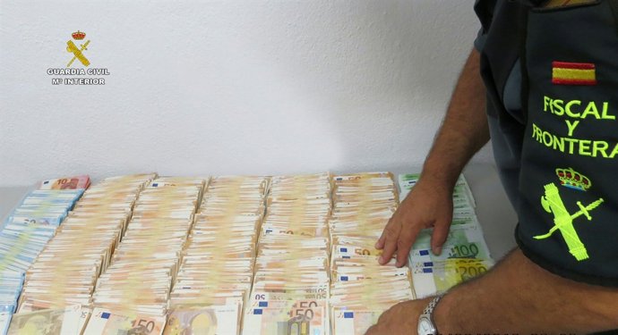 La Guàrdia Civil intervé 165.500 euros ocults en un cotxe a Tarragona
