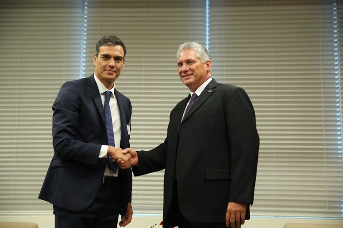 Pedro Sánchez con el presidente de Cuba Miguel Díaz-Canel