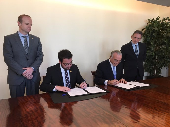 El conseller P.Aragonès e I.Fainé (La Caixa) firman el acuerdo de colaboración