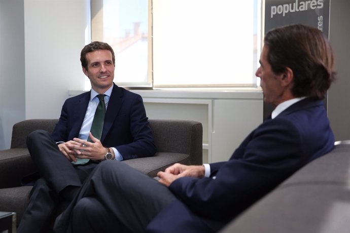 Pablo Casado se reúne con Aznar en la sede del PP