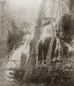 Una de las cascadas del Monasterio de Piedra, fotografiadas en blanco y negro 