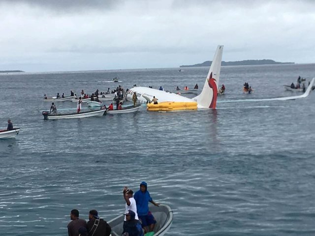 Evacuación del avión de Air Niugini que se ha estrellado en Micronesia