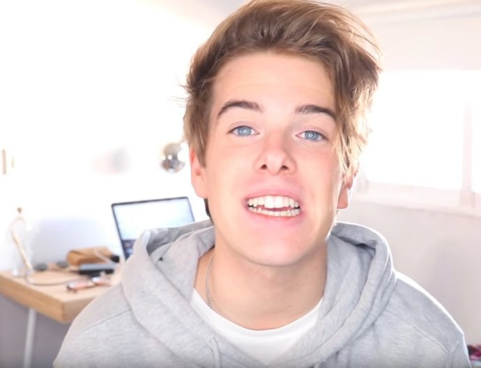 ALEX PUERTOLAS YOUTUBER