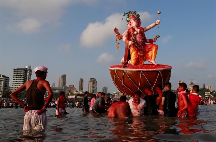 Devotos hindúes llevan a la deidad Ganesha en Bombay