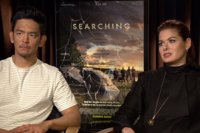 Debra Messing y John Cho protagonizan Searching: "Es muy importante controlar las redes sociales de los hijos"