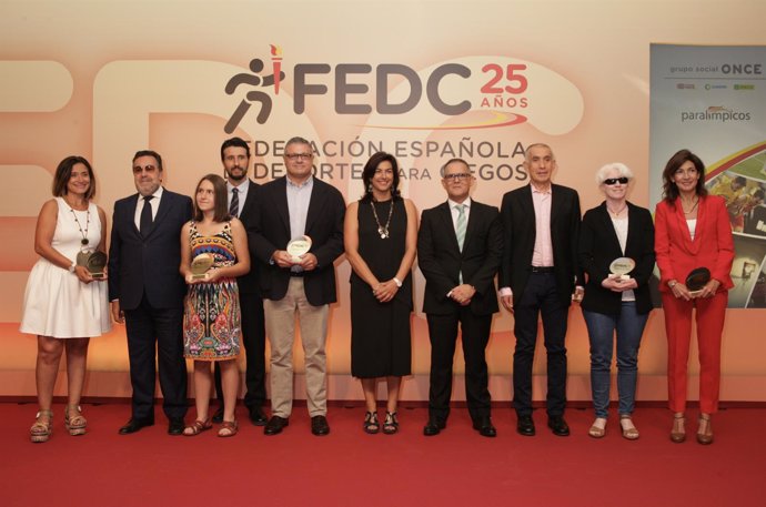 Rienda, Carballeda y Gómez con los premiados en la Gala de la FEDC