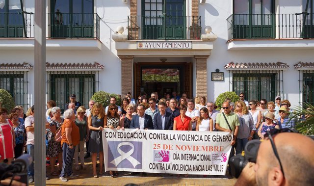 Concentración en Torrox en repulsa por la muerte violenta de una mujer en El Mor