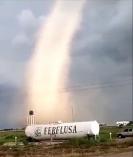Imagen de un Gustnado, fenómeno similar a un tornado