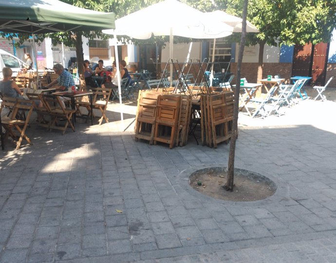 Sillas y mesas retiradas en la Plaza de los Terceros