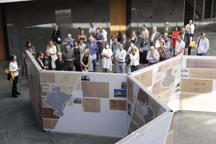 Exposición sobre arquitectura en el Parlamento de Navarra.