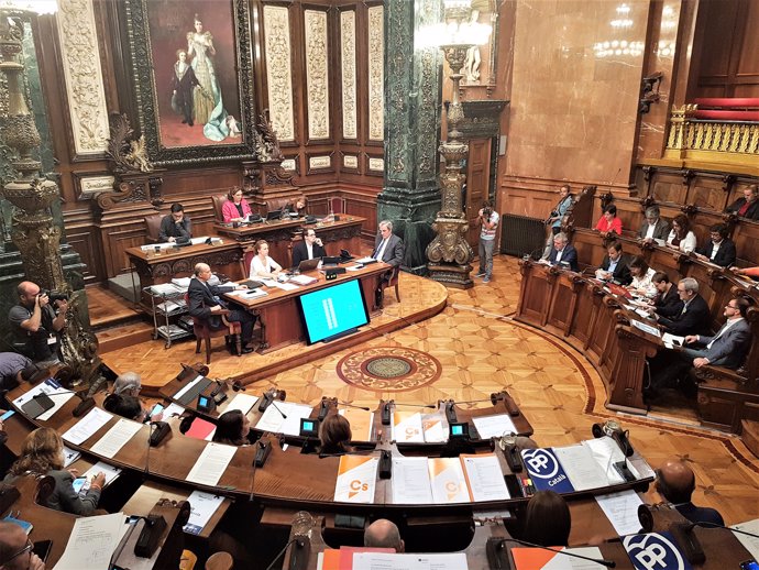 Ple de l'Ajuntament de Barcelona presidit per Ada Colau