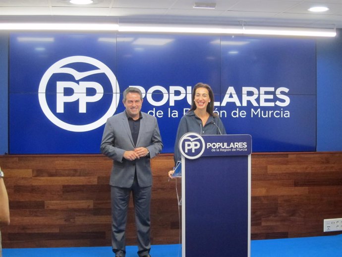 Nuria Fuentes, junto al alcalde de Alcantarilla, Joaquín Buendía
