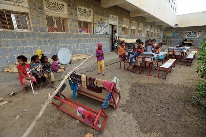 Niños desplazados por la violencia en Hodeida en una escuela en la que viven
