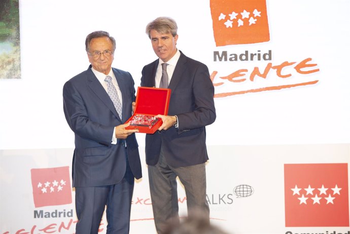 Tomás Fuertes recibe el galardón de Ángel Garrido
