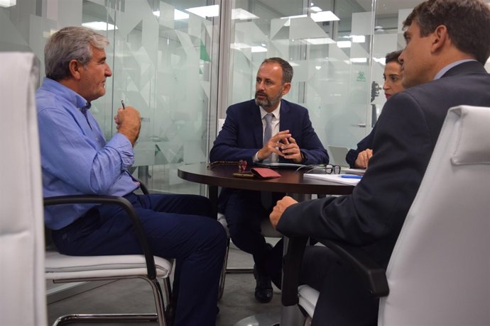 Javier Celdrán, a las instalaciones de Fecoam.