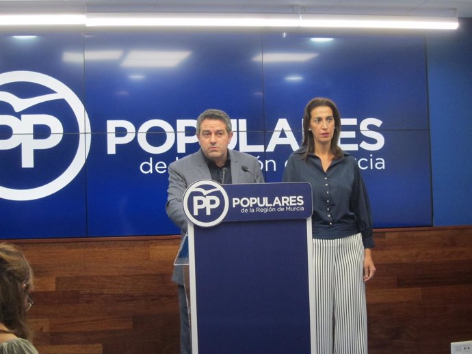 El alcalde de Alcantarill, junto a Nuria Fuentes, en la rueda de prensa       