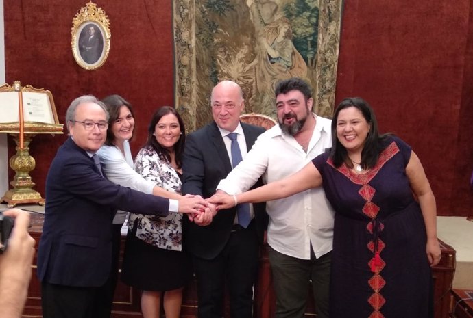 Antonio Ruiz (centro), antes de la firma de los acuerdos