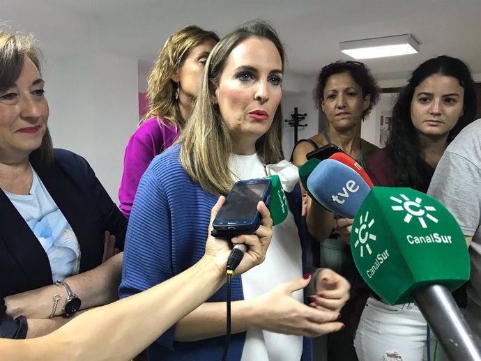 Elena Ruiz (PSOE-A), ante los medios. 
