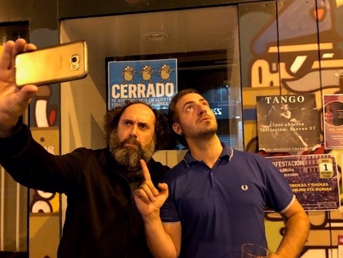 Mikel Urmeneta (i) e Iñaki Andradas abriran un comercio en la calle Estafeta.