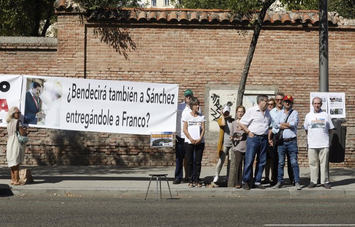 Movimiento por España se concentra ante la Nunciatura por su negativa a recibirl
