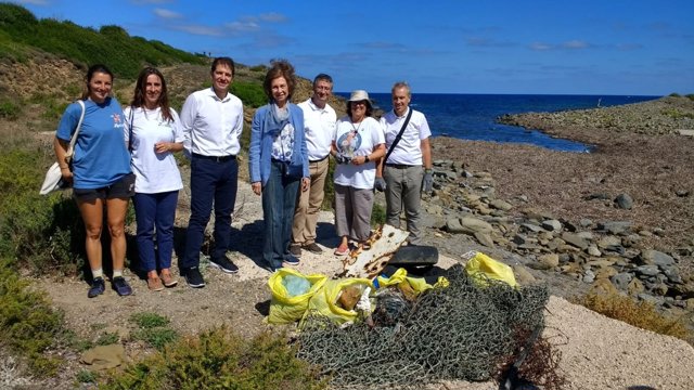 La Reina Sofía se suma en Menorca a la limpieza de basura marina de '1m2 por las playas' con SEO/BirdLife y Ecoembes