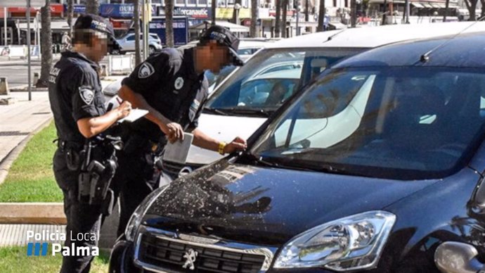 La Policía Local pone una sanción a un coche de alquiler