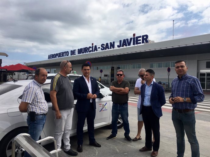Alcalde San Javier con representantes de Radio Taxi 