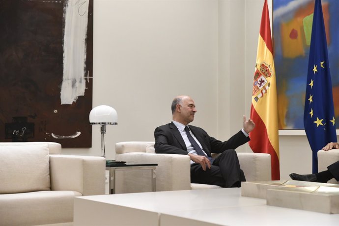 El presidente del Gobierno, Pedro Sánchez, recibe al comisario europeo de Asunto
