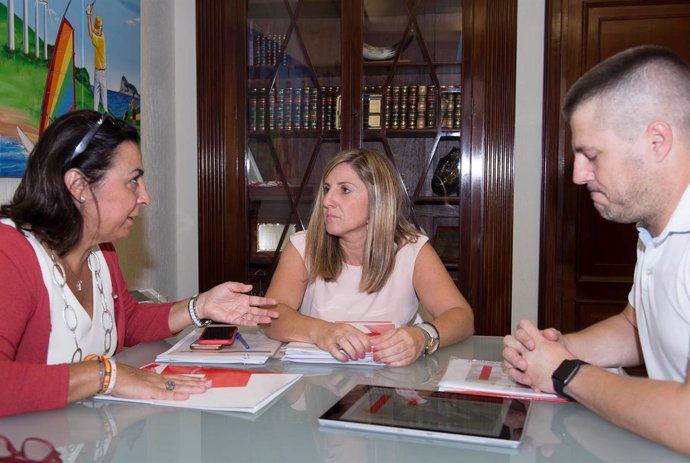 Irene García con la presidenta de Cruz Roja en Cádiz