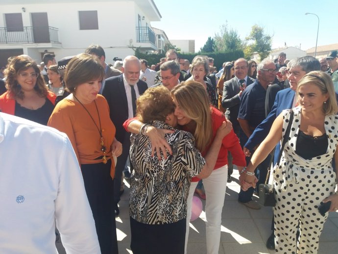 La presidenta de la Junta, Susana Díaz, saluda a una vecina