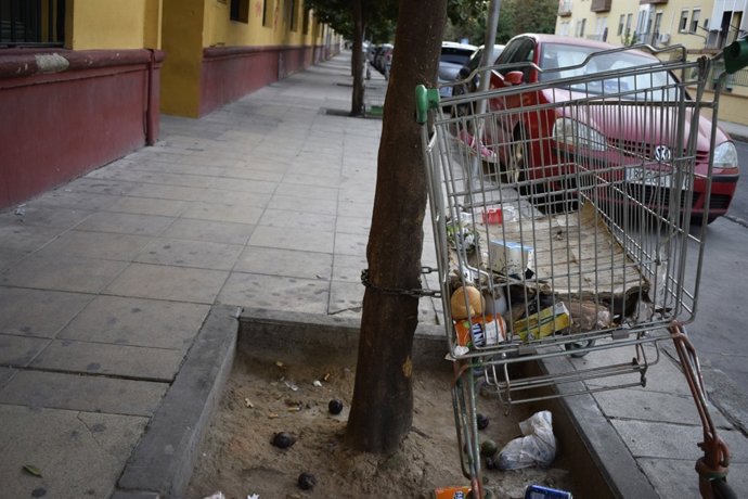 Carro abandonado junto al albergue municipal