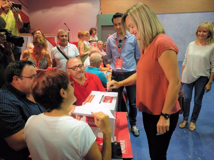 Pilar Alegría vota en las primarias del PSOE a la Alcaldía de Zaragoza.