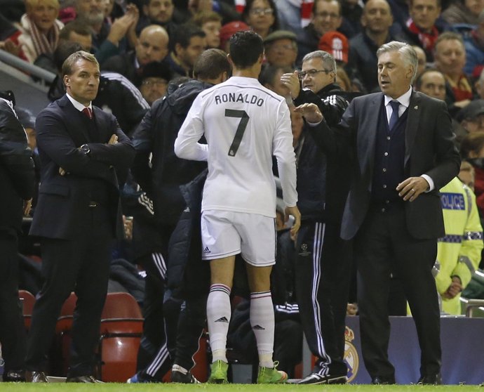 Ancelotti en el momento en que cambia a Cristiano Ronaldo en Anfield