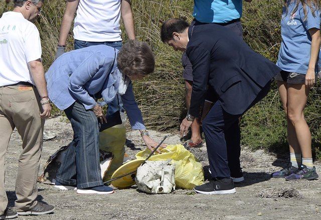 La Reina Sofía recogiendo basura en Menorca