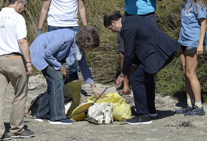 La Reina Sofía recogiendo basura en Menorca