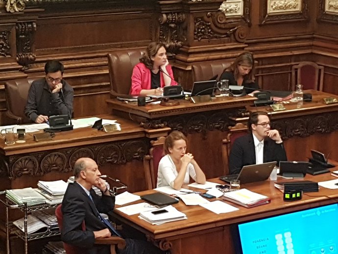 Tinent alcalde Gerardo Pisarello, alcaldessa Ada Colau, ple de Barcelona
