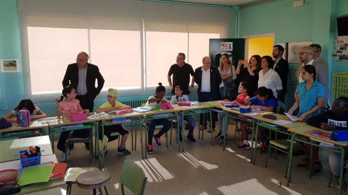 El conseller J.Bargalló, en una visita a una escuela