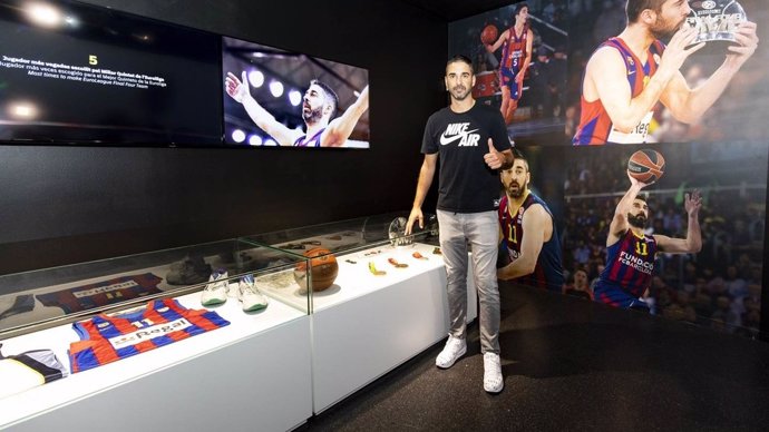 Juan Carlos Navarro en el espacio dedicado a él en el Museo del FCB