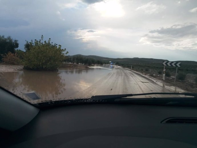 Acceso a Jaén por la carretera de Fuerte del Rey tras la tormenta.