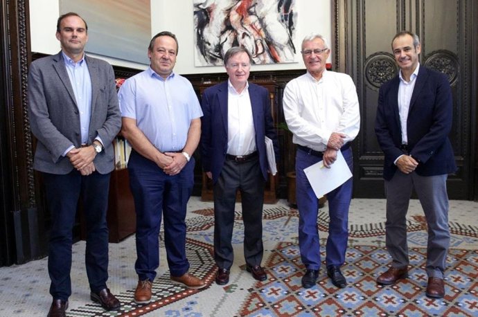 El alcalde de València, Joan Ribó, recibe a representantes de AEAS