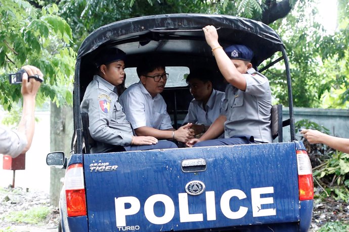 Los periodistas Wa Lone y Kyaw Soe Oo poco antes de entrar en el tribunal