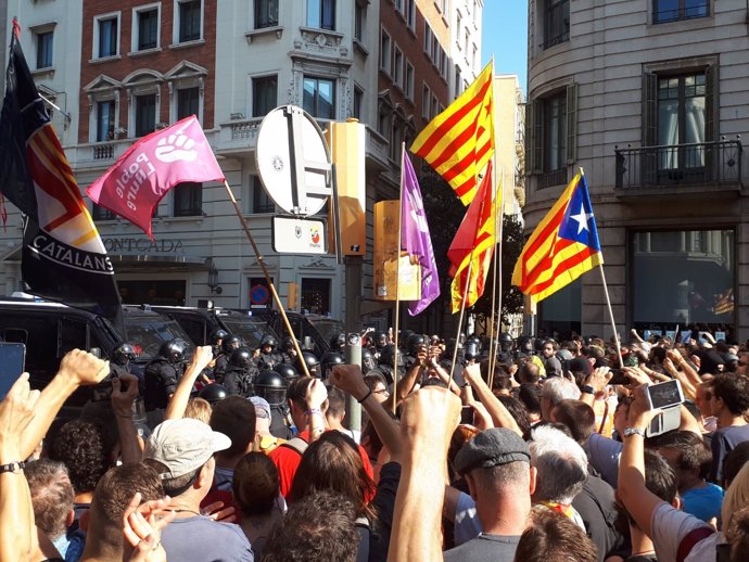 Concentraciones de independentistas y policías nacionales de Jusapol, Barcelona
