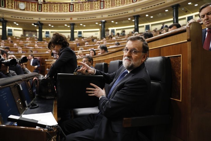 Rajoy assegut en el seu escó al Congrés per al debat sobre les pensions