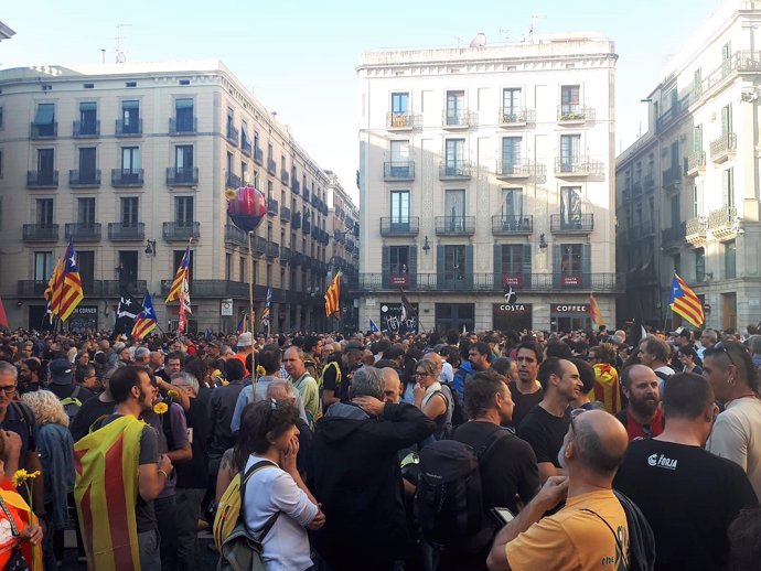 Manifestantes independentistas en plaza Sant Jaume