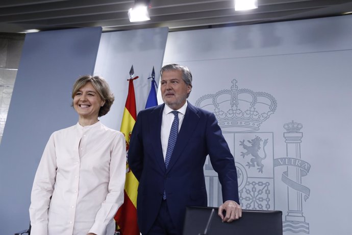Isabel García Tejerina e Iñigo Méndez de Vigo tras el Consejo de Ministros