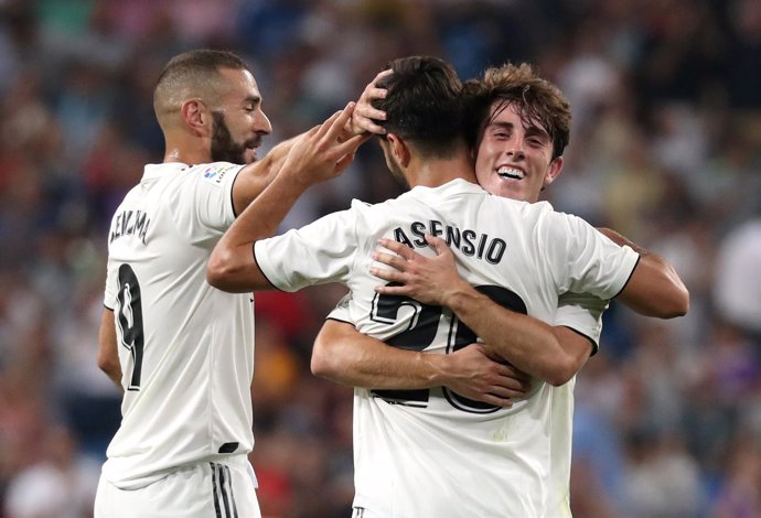 Asensio se abraza a Benzema y Odriozola