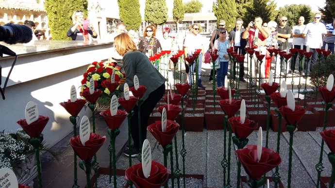 Mayte Pérez deposita las flores en memoria de los asesinados en Magallón.