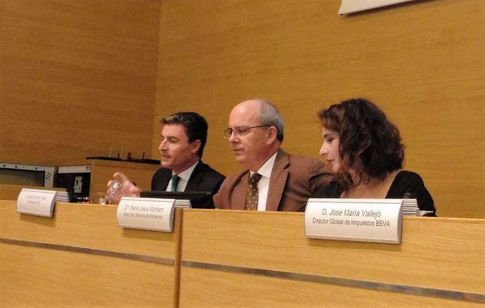 María Jesús Montero con empresarios en Cádiz