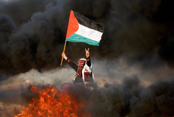 Mujer con una bandera palestina en una manifestación en la Franja de Gaza